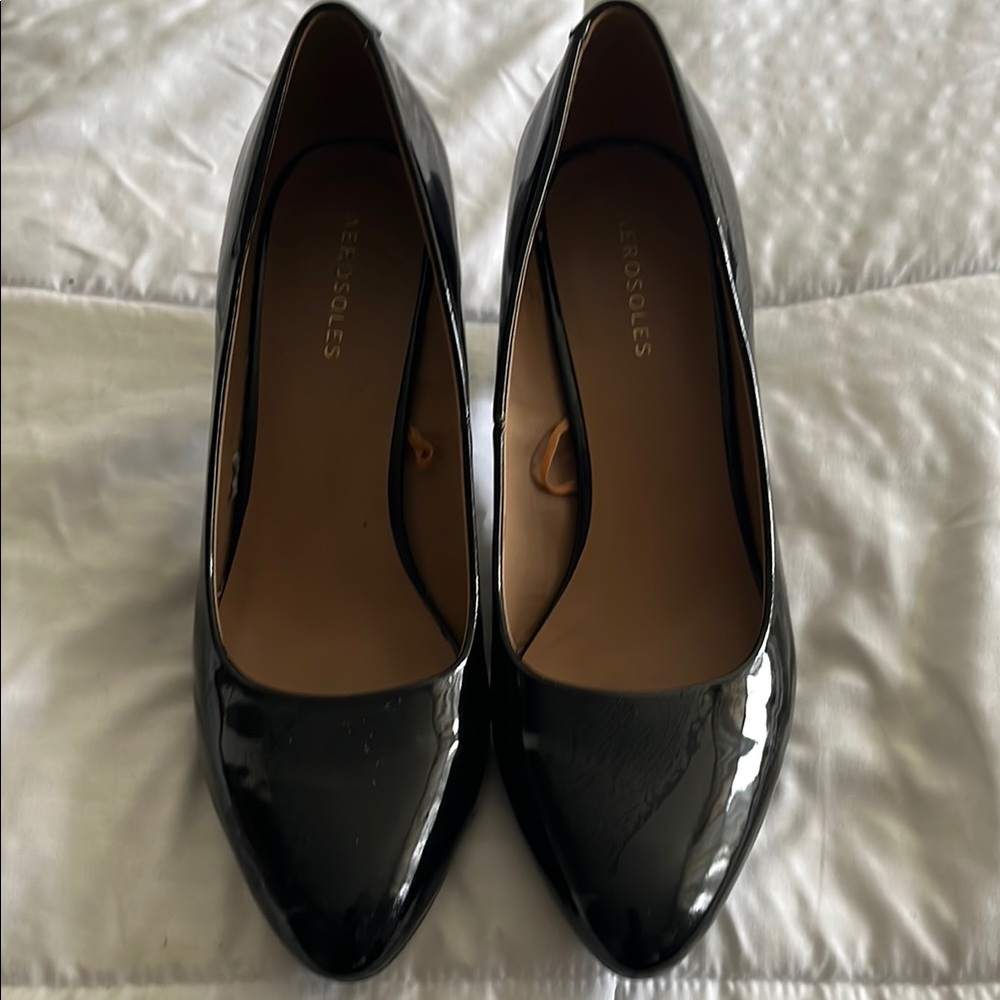 AEROSOLES Black Heels Timeless Design